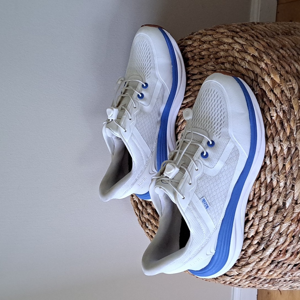 KIZIK Mens London White Knit Athletic/Athleisure Sneakers Blue Trim Size 9W